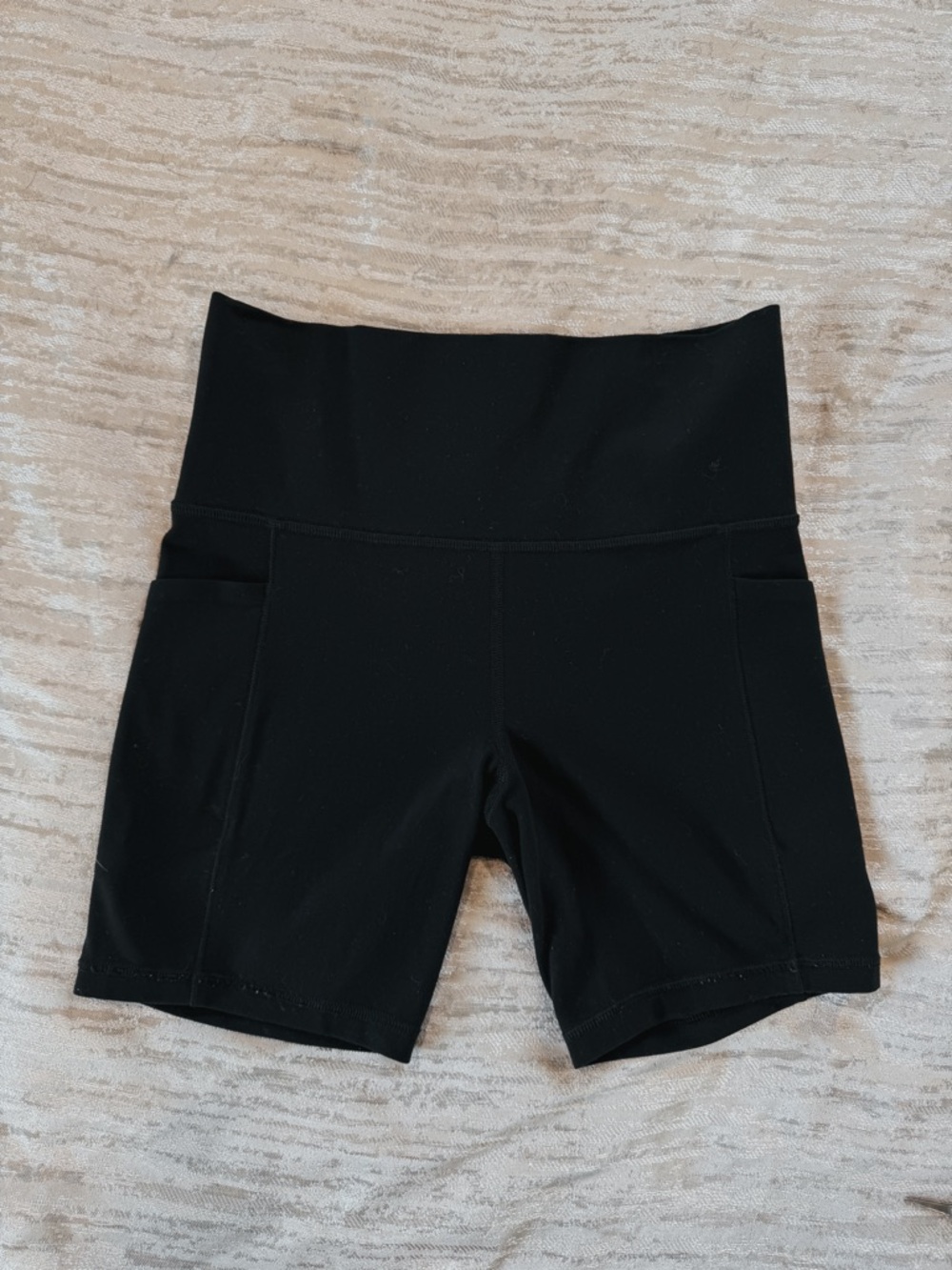 Athleta Black Salutation Stash 7” Biker Shorts Size Small